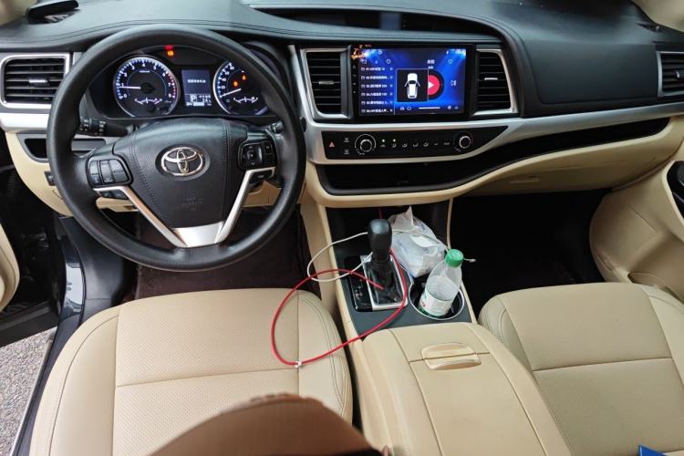 Used Toyota Highlander 2018 2.0T Two-Wheel Drive Elite Edition 7 Seats China VI Standard Center Console