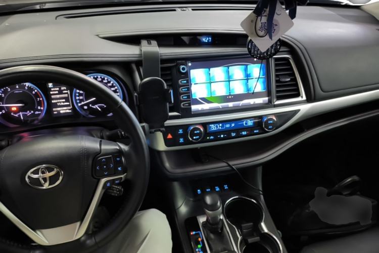 Used Toyota Highlander 2018 2.0T Four-Wheel Drive Luxury Version 7 Seats China VI Standard Center Console