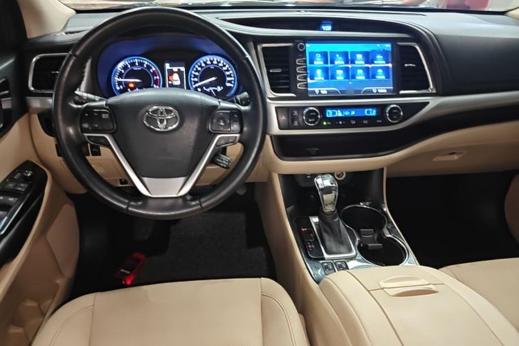 Used Toyota Highlander 2018 2.0T Four-Wheel Drive Luxury Edition 7 Seats China V Emission Standard Center Console