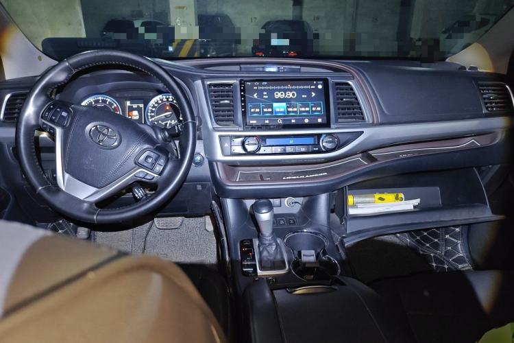 Used Toyota Highlander 2018 2.0T Four-Wheel Drive Luxury Edition 7 Seats China V Emission Standard Center Console