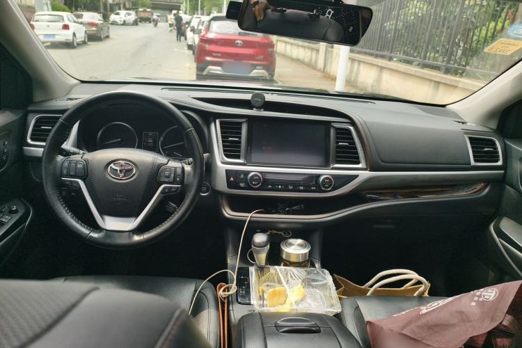 Used Toyota Highlander 2018 2.0T Four-Wheel Drive Supreme Edition 7-Seater China VI Center Console