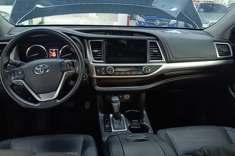 Used Toyota Highlander 2018 2.0T Two-Wheel Drive Luxury Edition 7 Seats China VI Standard Center Console