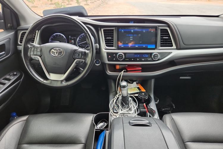 Used Toyota Highlander 2018 2.0T Two-Wheel-Drive Luxury Edition 7 Seats Emission Standard China V Center Console