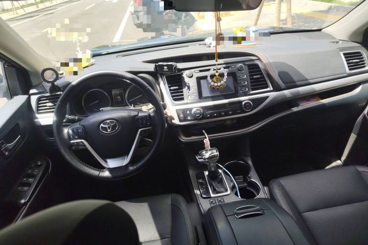 Used Toyota Highlander 2018 2.0T Four-Wheel Drive Luxury Edition 7 Seats China V Emission Standard Center Console