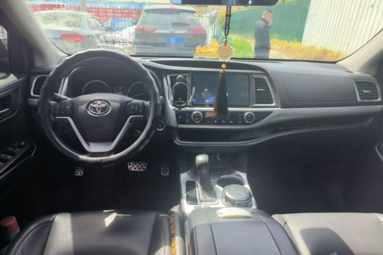 Used Toyota Highlander 2018 2.0T Four-Wheel Drive Luxury Edition 7 Seats China V Emission Standard Center Console
