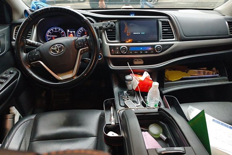Used Toyota Highlander 2018 2.0T Four-Wheel Drive Luxury Edition 7 Seats China V Emission Standard Center Console