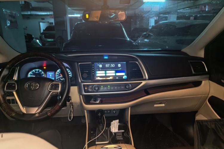 Used Toyota Highlander 2018 2.0T Two-Wheel Drive Elite Version 5 Seats China VI Standard Center Console
