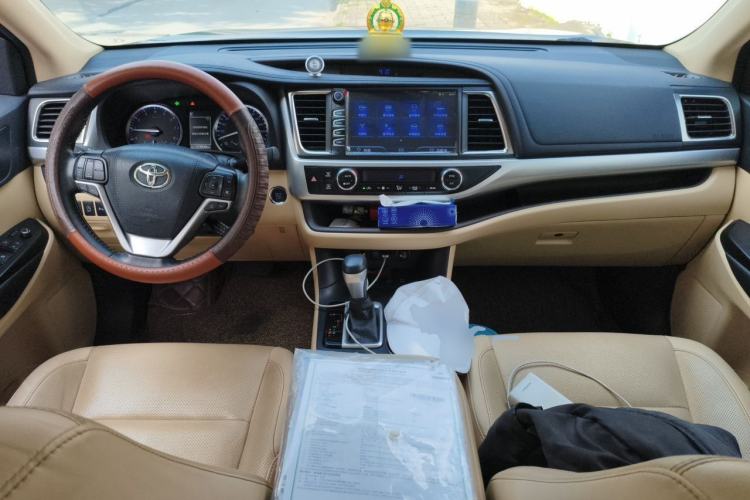 Used Toyota Highlander 2018 2.0T Four-Wheel Drive Luxury Edition 7 Seats China V Emission Standard Center Console