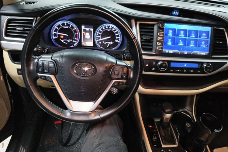 Used Toyota Highlander 2018 2.0T Four-Wheel Drive Luxury Version 7 Seats China VI Standard Center Console