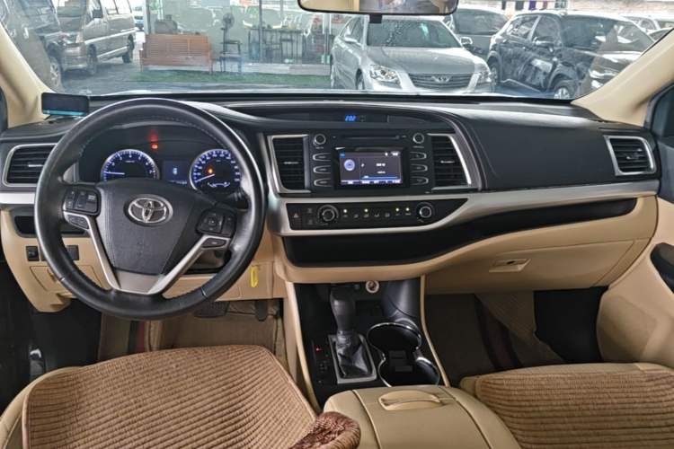 Used Toyota Highlander 2018 2.0T Two-Wheel Drive Elite Version 5 Seats China VI Standard Center Console