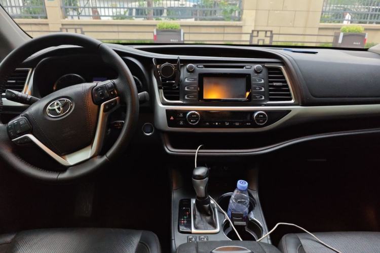 Used Toyota Highlander 2018 2.0T Four-Wheel Drive Luxury Edition 7 Seats China V Emission Standard Center Console