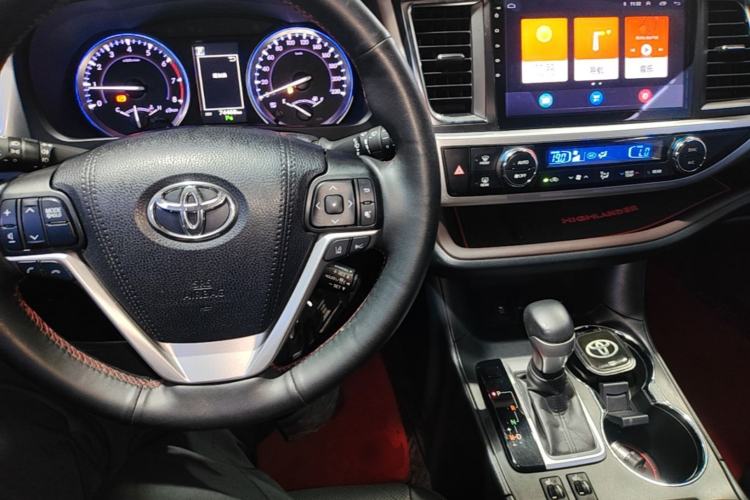 Used Toyota Highlander 2018 2.0T Four-Wheel Drive Luxury Edition 7 Seats China V Emission Standard Center Console
