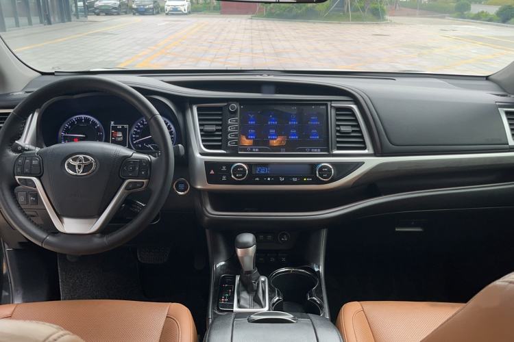 Used Toyota Highlander 2018 2.0T Four-Wheel Drive Knight Edition 7 Seats China VI Standard Center Console