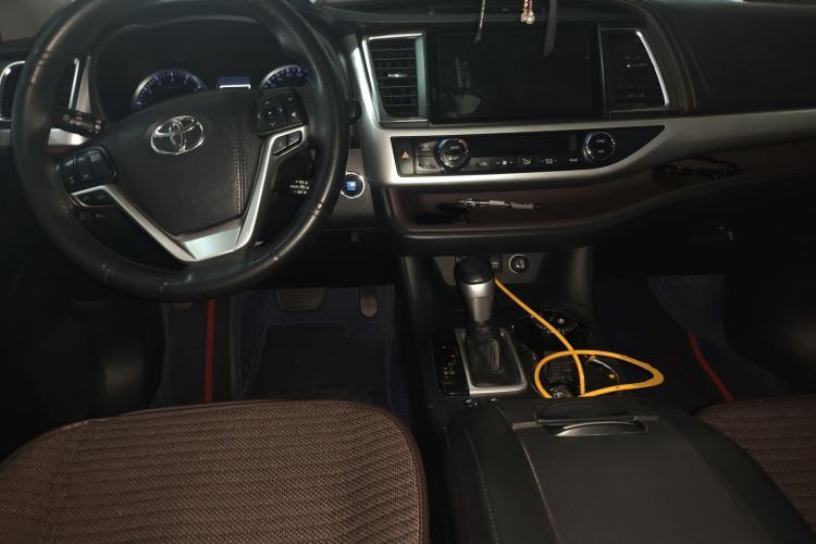 Used Toyota Highlander 2018 2.0T Two-Wheel Drive Prestige Version 7 Seats China V Emission Standard Center Console