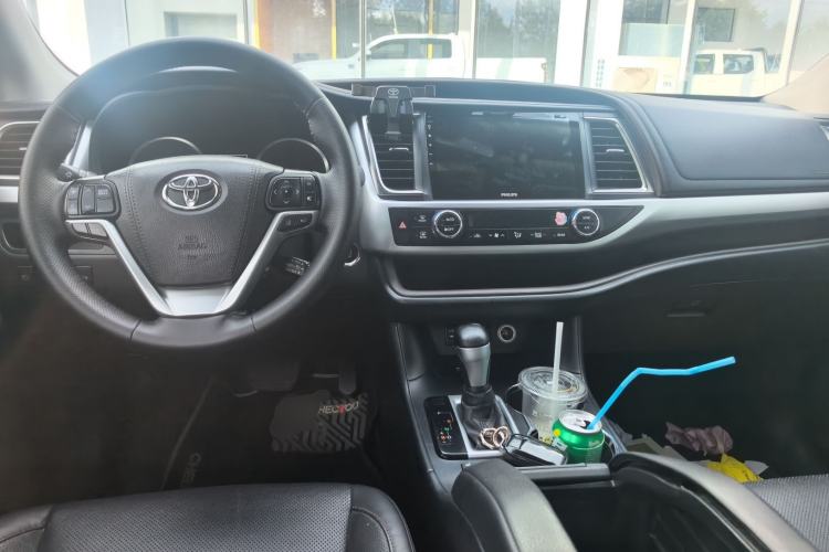 Used Toyota Highlander 2018 2.0T Two-Wheel-Drive Luxury Edition 7 Seats Emission Standard China V Center Console