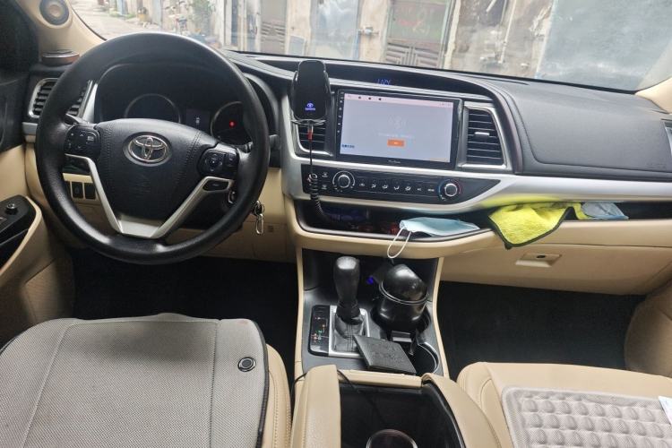 Used Toyota Highlander 2018 2.0T Two-Wheel Drive Elite Edition 7 Seats China VI Standard Center Console