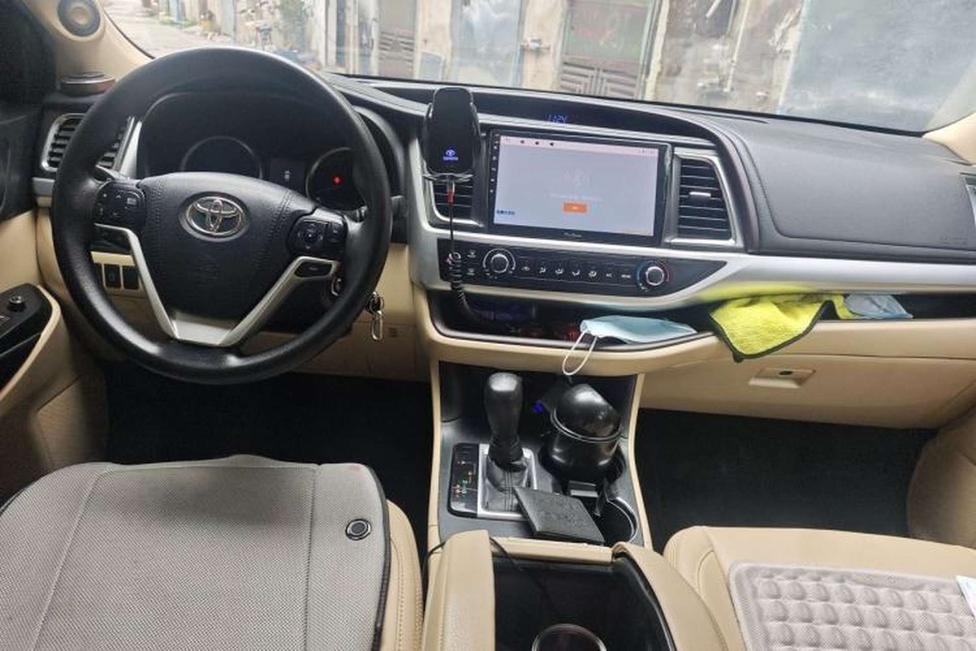Used Toyota Highlander 2018 2.0T Two-Wheel Drive Elite Edition 7 Seats China VI Standard Center Console