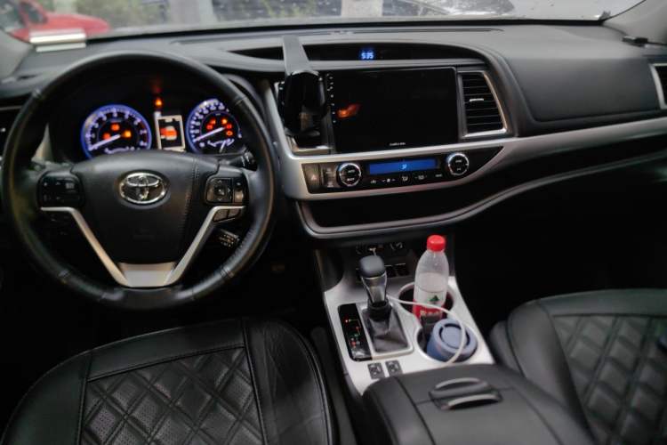 Used Toyota Highlander 2018 2.0T Four-Wheel Drive Luxury Edition 7 Seats China V Emission Standard Center Console