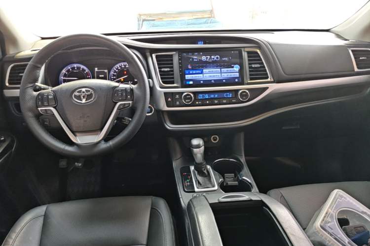 Used Toyota Highlander 2018 2.0T Four-Wheel Drive Luxury Edition 7 Seats China V Emission Standard Center Console