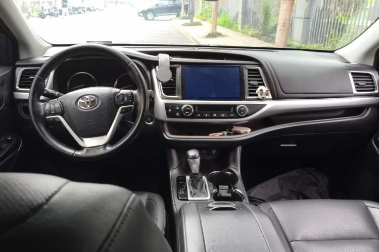 Used Toyota Highlander 2018 2.0T Two-Wheel Drive Luxury Edition 7 Seats China VI Standard Center Console