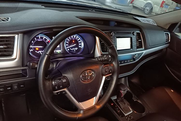 Used Toyota Highlander 2018 2.0T Four-Wheel Drive Luxury Version 7 Seats China VI Standard Center Console