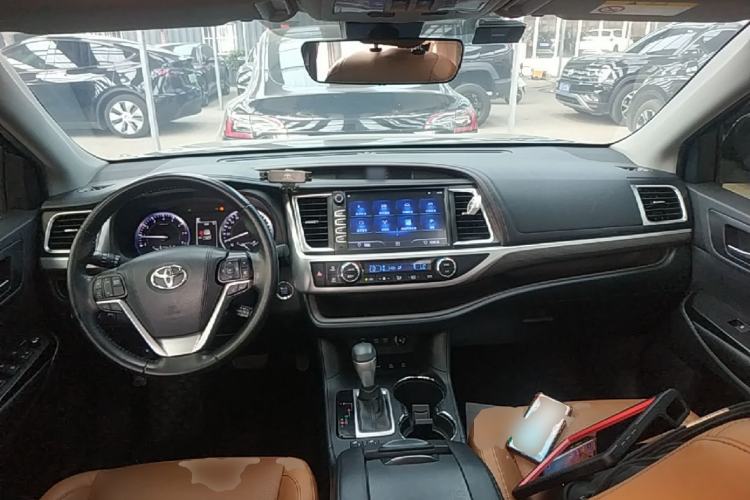 Used Toyota Highlander 2018 2.0T Four-Wheel Drive Knight Edition 7 Seats China VI Standard Center Console