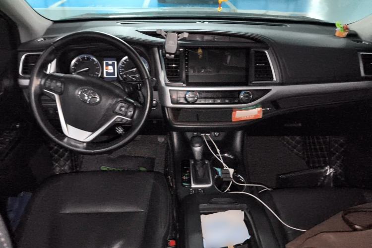 Used Toyota Highlander 2018 2.0T Four-Wheel Drive Luxury Edition 7 Seats China V Emission Standard Center Console
