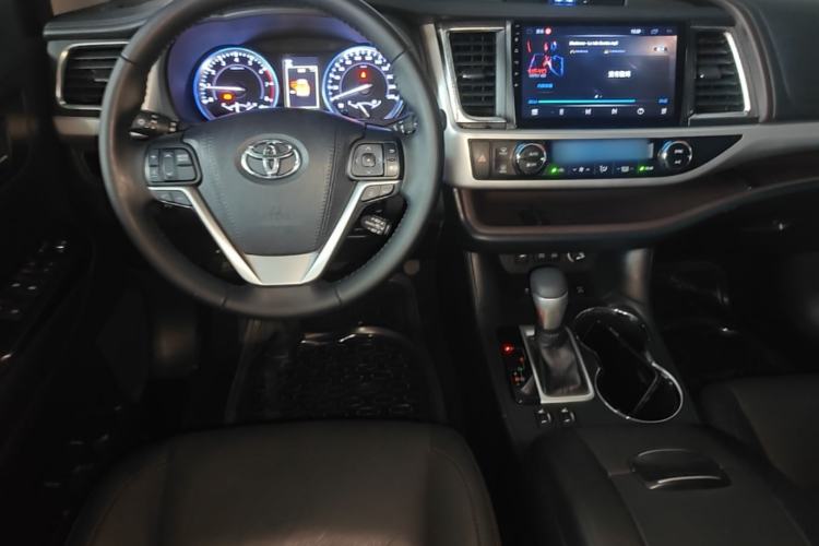 Used Toyota Highlander 2018 2.0T Four-Wheel Drive Luxury Version 7 Seats China VI Standard Center Console