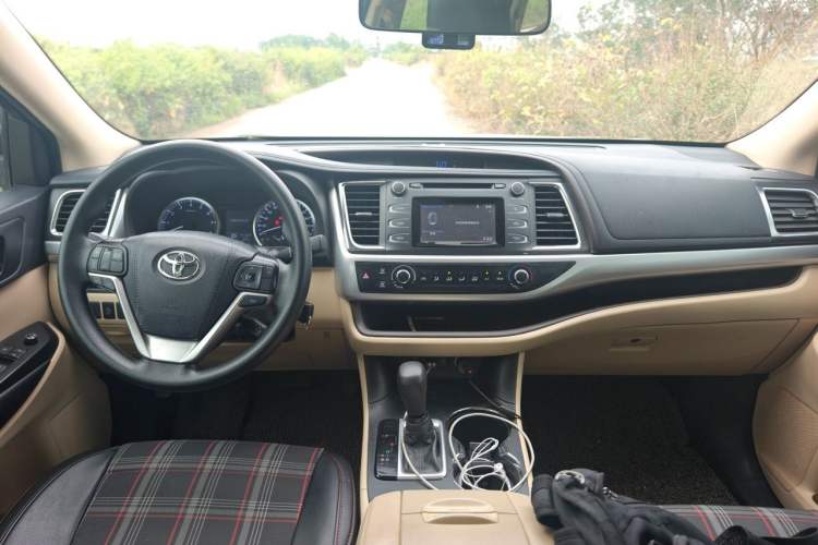 Used Toyota Highlander 2018 2.0T Two-Wheel Drive Elite Edition 5 Seats Emission Standard China V Center Console