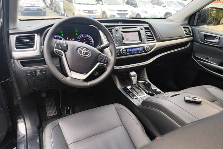 Used Toyota Highlander 2018 2.0T Two-Wheel Drive Luxury Edition 7 Seats China VI Standard Center Console