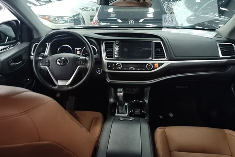 Used Toyota Highlander 2018 2.0T Four-Wheel Drive Knight Edition 7 Seats China VI Standard Center Console