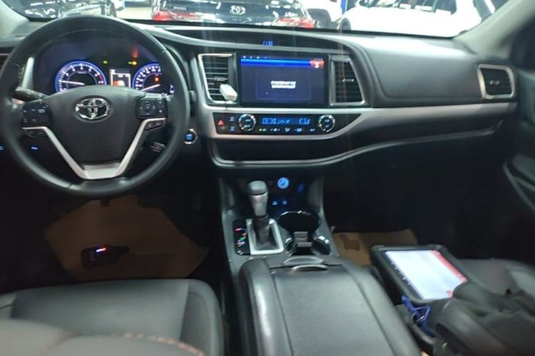 Used Toyota Highlander 2018 2.0T Four-Wheel Drive Luxury Edition 7 Seats China V Emission Standard Center Console