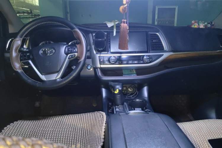 Used Toyota Highlander 2018 2.0T Four-Wheel Drive Luxury Edition 7 Seats China V Emission Standard Center Console