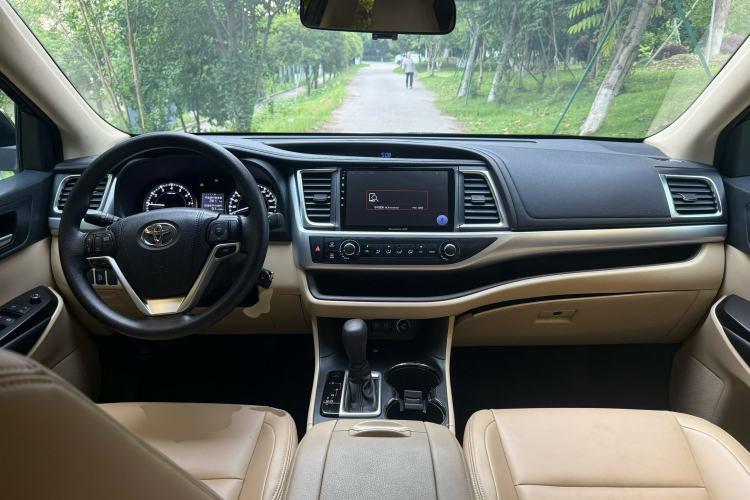 Used Toyota Highlander 2018 2.0T Two-Wheel Drive Elite Version 5 Seats China VI Standard Center Console
