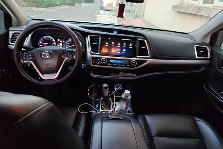 Used Toyota Highlander 2018 2.0T Four-Wheel Drive Prestige Version 7 Seats China V Emission Standard Center Console