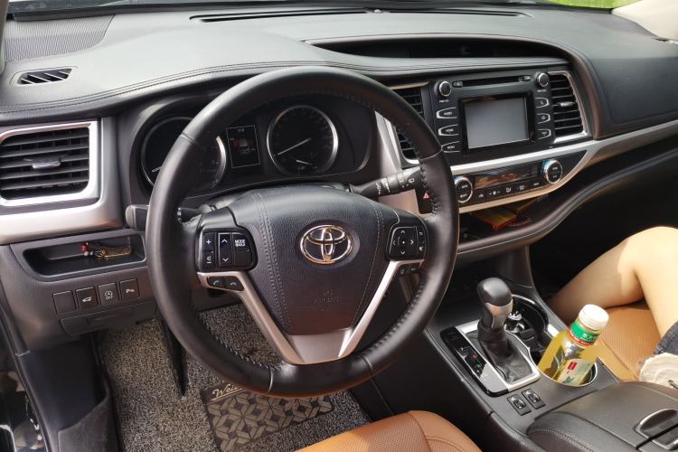 Used Toyota Highlander 2018 2.0T Four-Wheel Drive Knight Edition 7 Seats China VI Standard Center Console