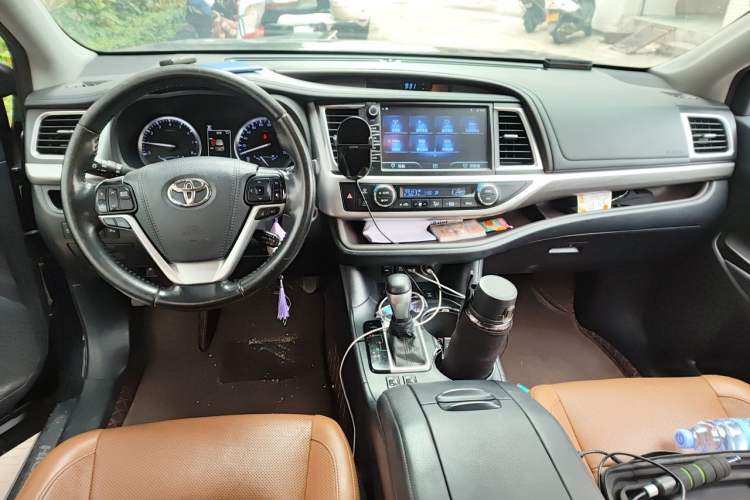 Used Toyota Highlander 2018 2.0T Four-Wheel Drive Knight Edition 7 Seats China VI Standard Center Console