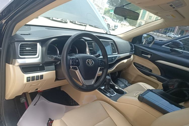 Used Toyota Highlander 2018 2.0T Two-Wheel Drive Elite Version 5 Seats China VI Standard Center Console