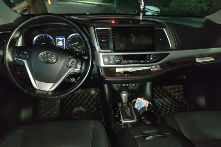 Used Toyota Highlander 2018 2.0T Four-Wheel Drive Luxury Edition 7 Seats China V Emission Standard Center Console