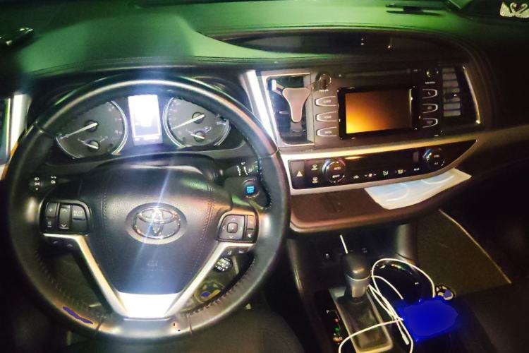 Used Toyota Highlander 2018 2.0T Four-Wheel Drive Luxury Version 7 Seats China VI Standard Center Console