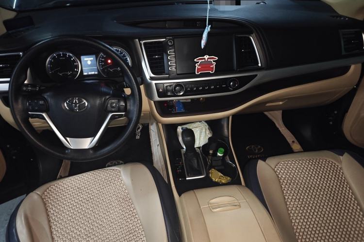 Used Toyota Highlander 2018 2.0T Two-Wheel Drive Elite Version 5 Seats China VI Standard Center Console