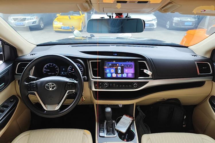 Used Toyota Highlander 2018 2.0T Two-Wheel Drive Elite Edition 7 Seats China VI Standard Center Console