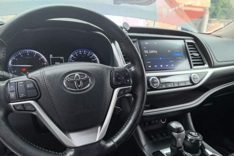 Used Toyota Highlander 2018 2.0T Four-Wheel Drive Ultimate Edition 7-Seater Emission Standard China V Center Console