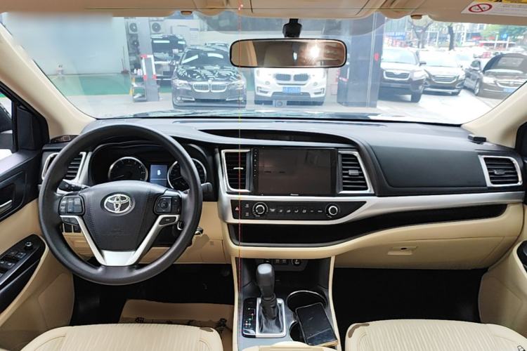 Used Toyota Highlander 2018 2.0T Two-Wheel Drive Elite Edition 7 Seats China VI Standard Center Console