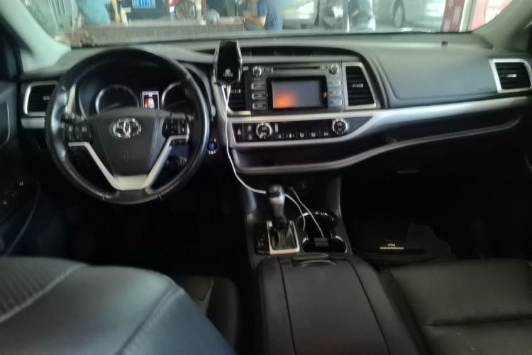 Used Toyota Highlander 2018 2.0T Four-Wheel Drive Luxury Edition 7 Seats China V Emission Standard Center Console