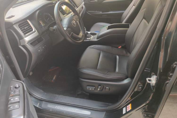 Used Toyota Highlander 2018 2.0T Two-Wheel Drive Luxury Edition 7 Seats China VI Standard Driver Seat