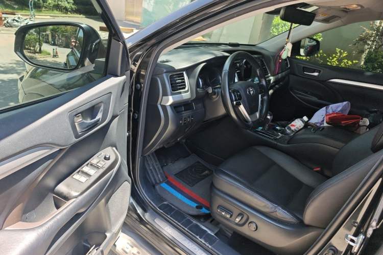 Used Toyota Highlander 2018 2.0T Four-Wheel Drive Luxury Edition 7 Seats China V Emission Standard Driver Seat