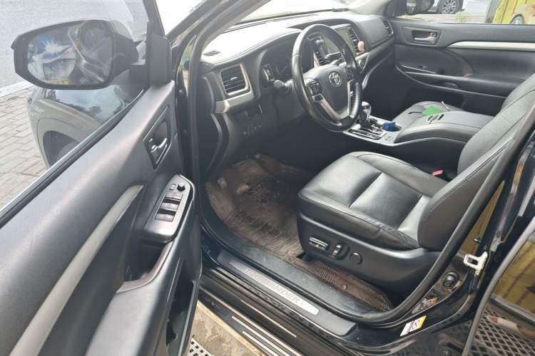Used Toyota Highlander 2018 2.0T Four-Wheel Drive Luxury Edition 7 Seats China V Emission Standard Driver Seat