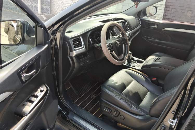 Used Toyota Highlander 2018 2.0T Four-Wheel Drive Luxury Version 7 Seats China VI Standard Driver Seat
