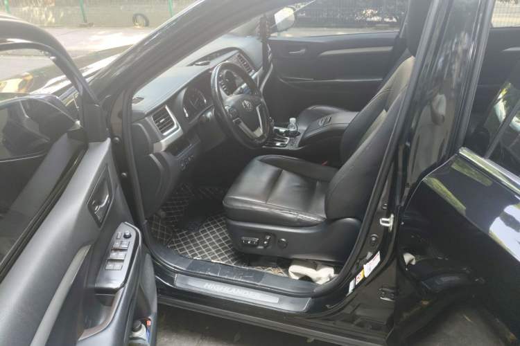 Used Toyota Highlander 2018 2.0T Four-Wheel Drive Luxury Edition 7 Seats China V Emission Standard Driver Seat
